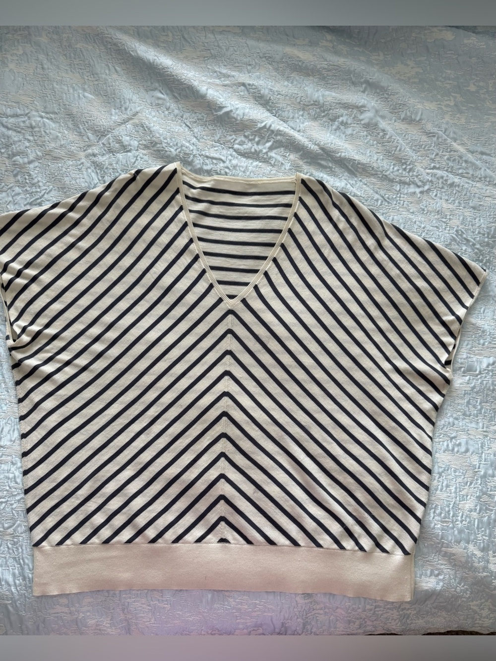 Lafayette 148 New York Striped V-Neck silk knit top - Cream & Bla